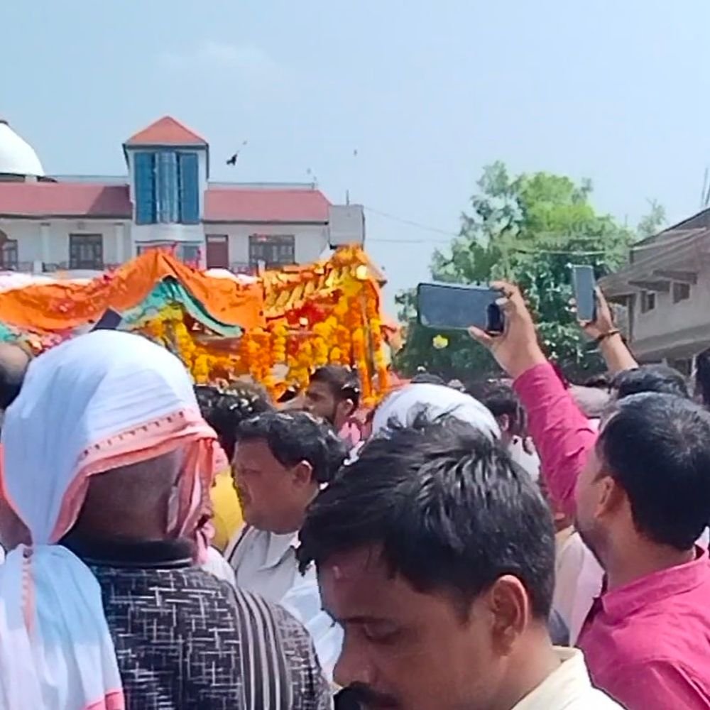 राम गोविंद चौधरी के अंतिम दर्शन को उमड़ी भीड़:सांसद-विधायक श्रद्धांजलि देने पहुंचे, सपा के पूर्व मंत्री को बेटे रंजीत देंगे मुखाग्नि