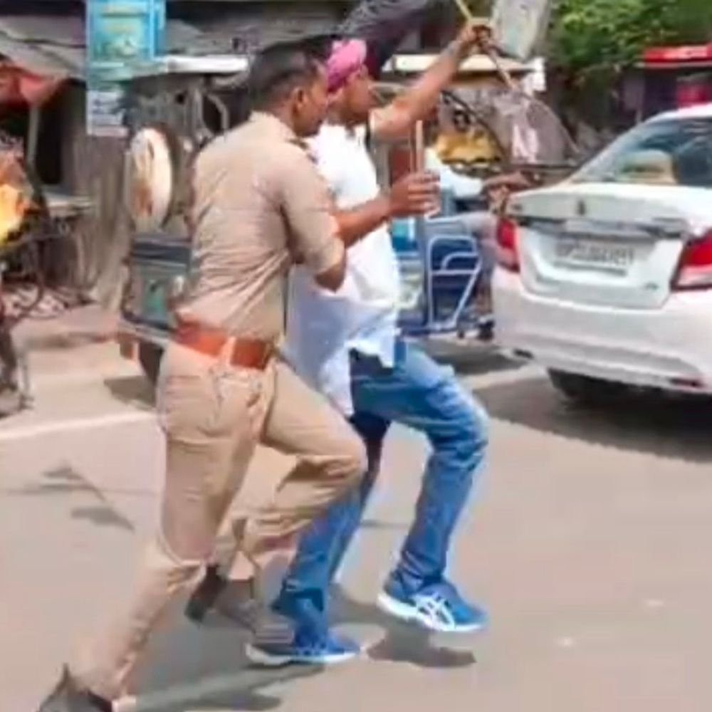 अमेठी में कांग्रेस नेता जलता पुतला लेकर सड़क पर दौड़े:मुख्य चुनाव आयुक्त के इस्तीफे की मांग पर पुतला फूंका, पुलिस से हुई झड़प