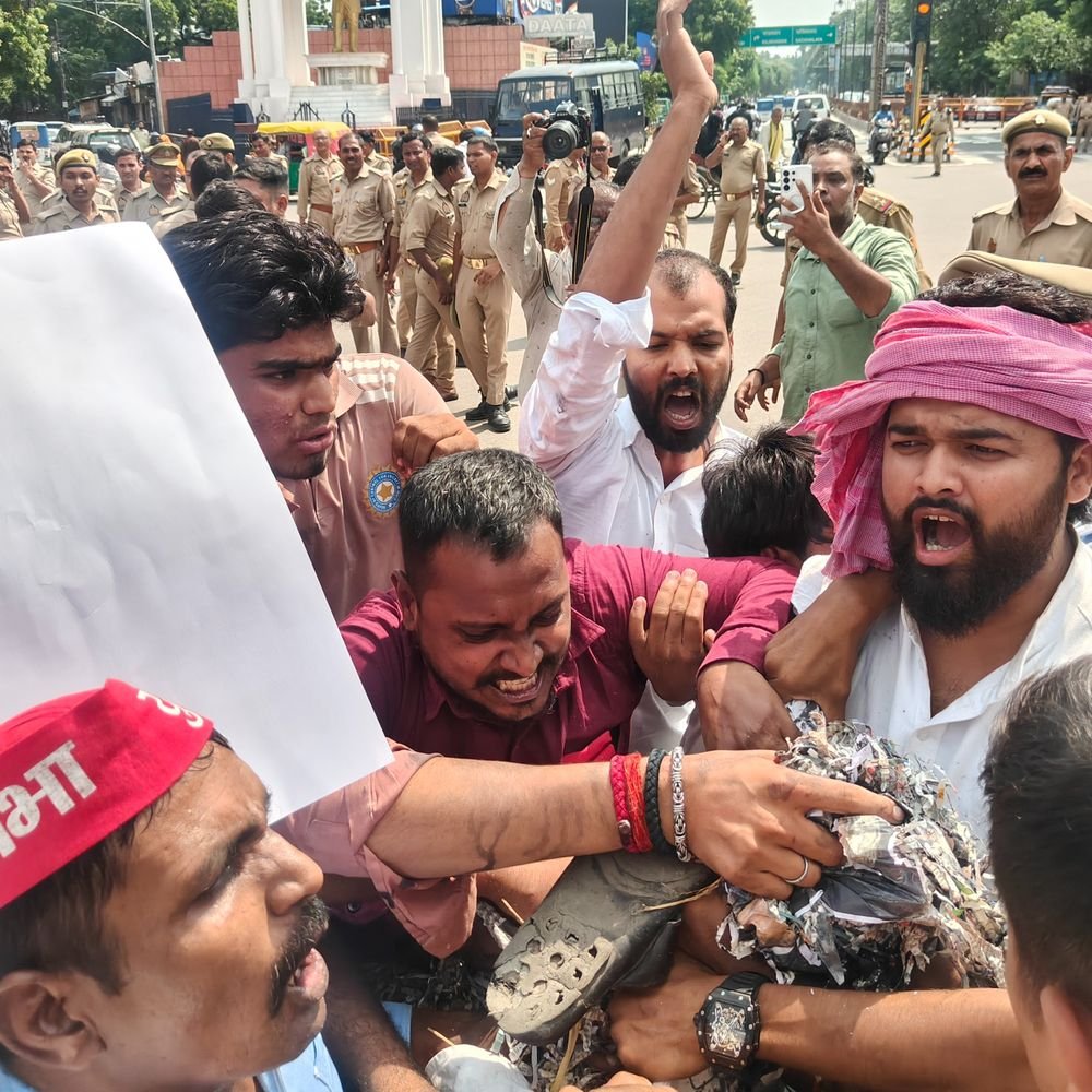 लखनऊ में समाजवादी पार्टी का जोरदार प्रदर्शन:CEC के पुतले पर कालिक पोती चप्पल से पीटा , लोकतंत्र की हत्या का आरोप
