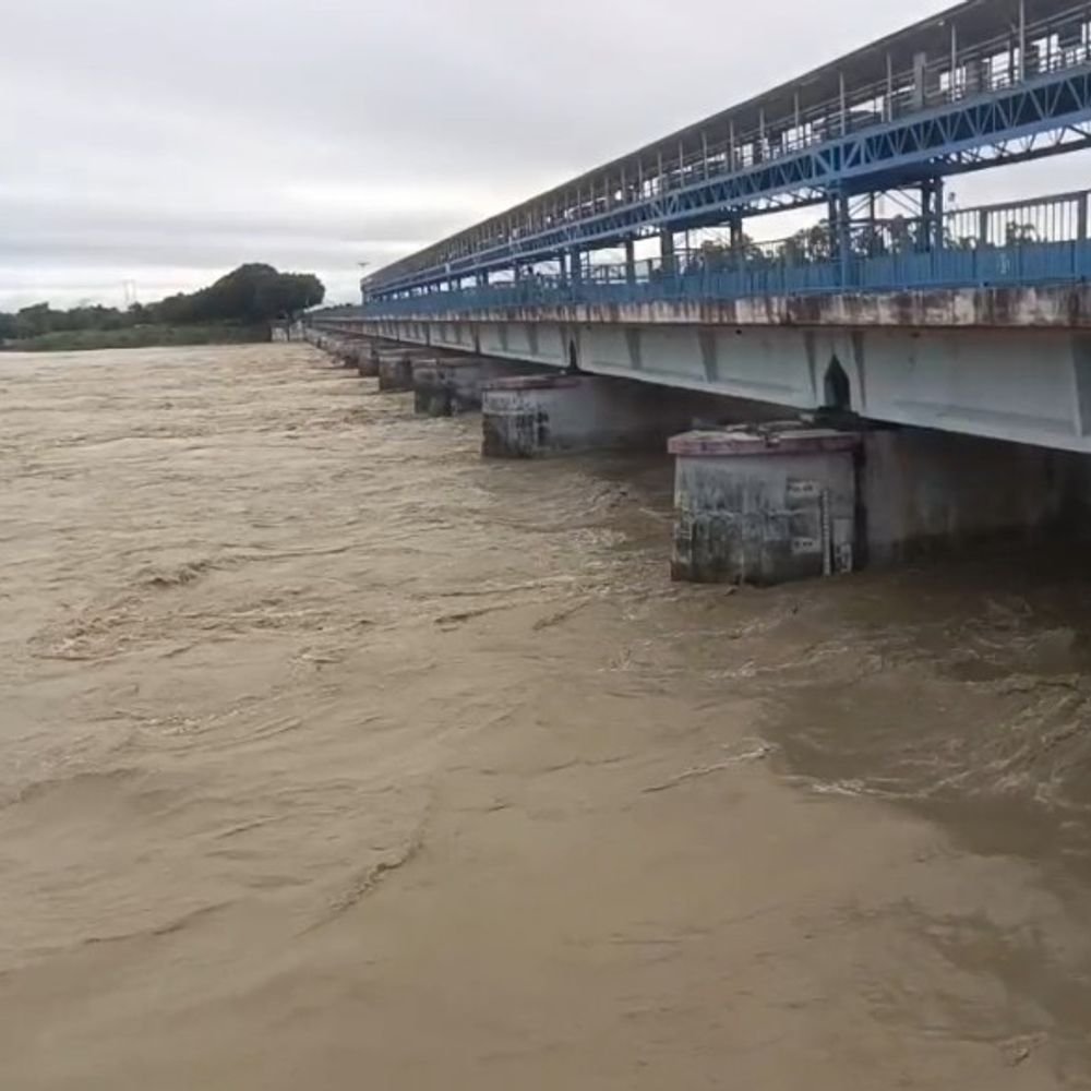 श्रावस्ती में राप्ती का जलस्तर खतरे के निशान से ऊपर:इकौना-जमुनहा के दर्जनों गांव प्रभावित, रास्ते जलमग्न फसल-मकानों को नुकसान; अब तक दो की मौत