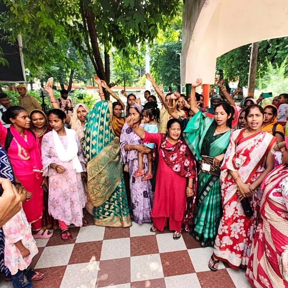 मानदेय बढ़ाने को लेकर समूह-सखियों का प्रदर्शन,डीएम की गाड़ी रोकी:20 हजार मानदेय और 7 सूत्रीय मांगों को लेकर कलेक्ट्रेट में नारेबाजी