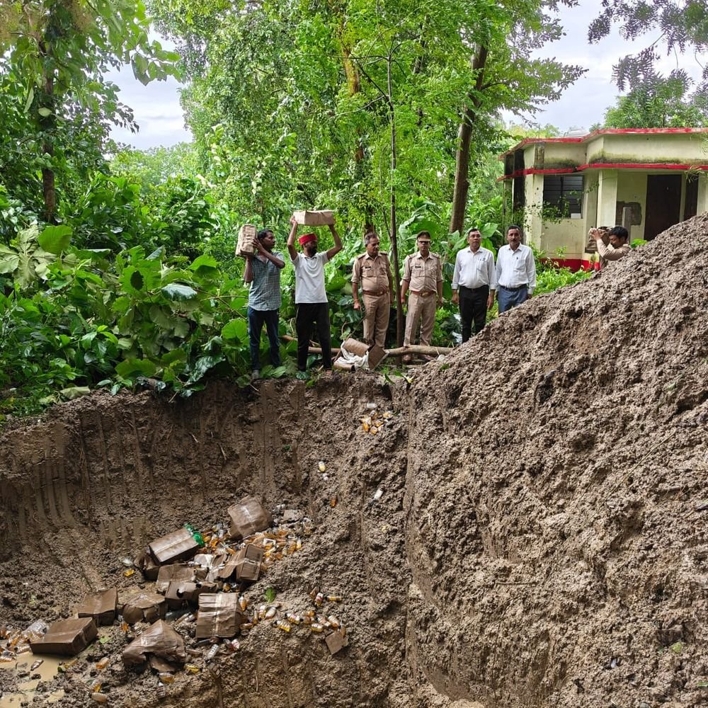 सुलतानपुर में 57 लाख की 11,467 लीटर अवैध शराब नष्ट:कोर्ट के आदेश पर करौंदीकला थाने में हुई कार्रवाई