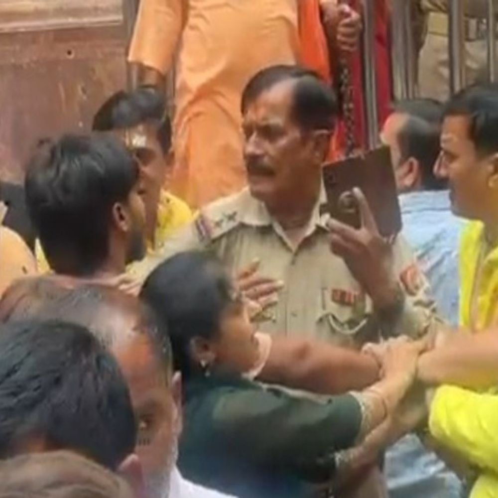 बांके बिहारी मंदिर पर भिड़े श्रद्धालु और सुरक्षा कर्मी:आपस में जमाकर हुआ झगड़ा,निकास द्वार पर खड़े होने को लेकर हुई थी तकरार