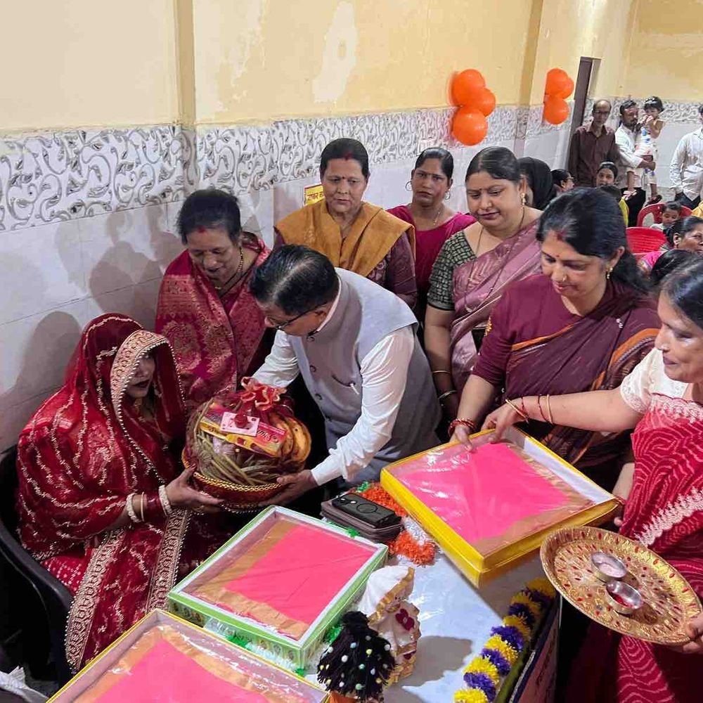 गोरखपुर में आंगनबाड़ी कार्यकर्त्रियों का सम्मान:साड़ी-सर्टिफिकेट का हुआ वितरण, दीनदयाल जयंती पर अर्पित की श्रद्धांजलि