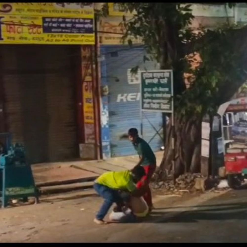 हापुड़ में ई-रिक्शा चालक से मारपीट का वीडियो वायरल:तहसील चौपले पर हुई घटना, पुलिस ने आरोपितों को पकड़ा