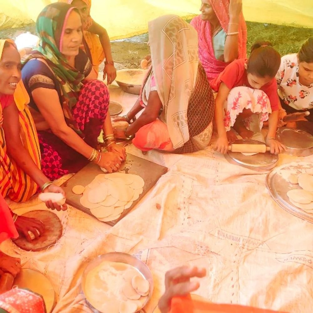कादीपुर में ग्रामीणों ने किया बंदर की तेरहवीं का भोज:पांच साल गांव में रहा, सुंदरकांड पाठ के बाद समाधि पर चढ़ाया भोज