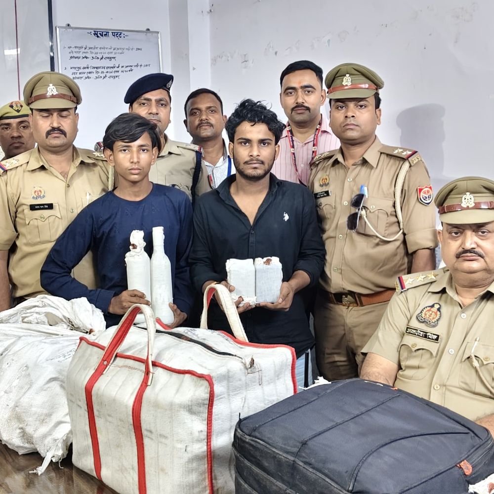 प्रयागराज जंक्शन पर दो शराब तस्कर गिरफ्तार:80 हजार की 304 बोतल शराब बरामद, बिहार ले जाकर बेचने की थी तैयारी