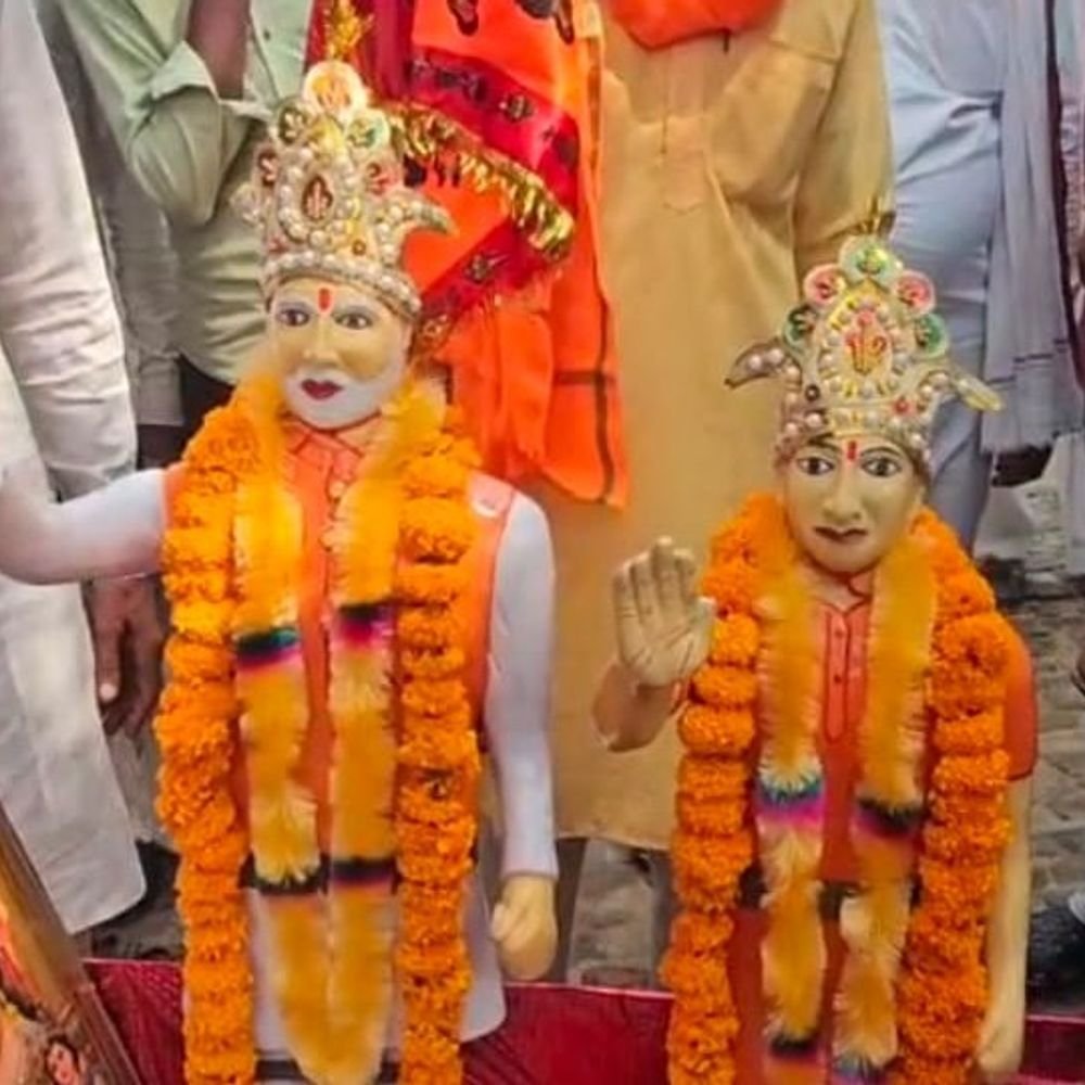 पीएम-सीएम की प्रतिमाएं लेकर लखनऊ पैदल निकले भाजपा नेता:संभल से शुरू हुई पदयात्रा, सीएम योगी को दोनों प्रतिमाएं भेंट करने का संकल्प
