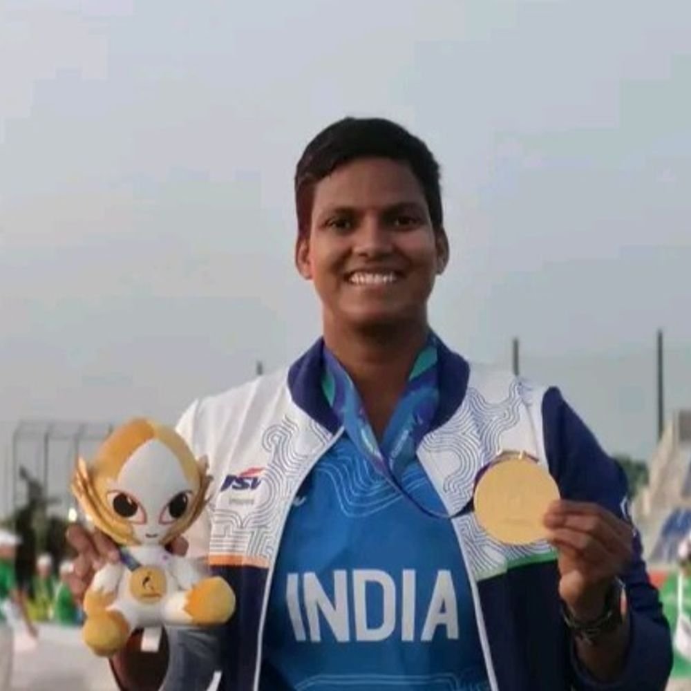 गोल्ड मेडल लेकर घर पहुंची दीप्ति शर्मा:मां ने अपने हाथों से खिलाया कढ़ी चावल, हनुमान मंदिर में की पूजा