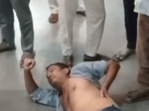 टैक्सी ड्राइवर और रोडवेज कर्मचारियों में कहासुनी के बाद मारपीट:बिजनौर रोडवेज बस स्टैंड पर विवाद, घायल को पुलिस ने अस्पताल पहुंचाया