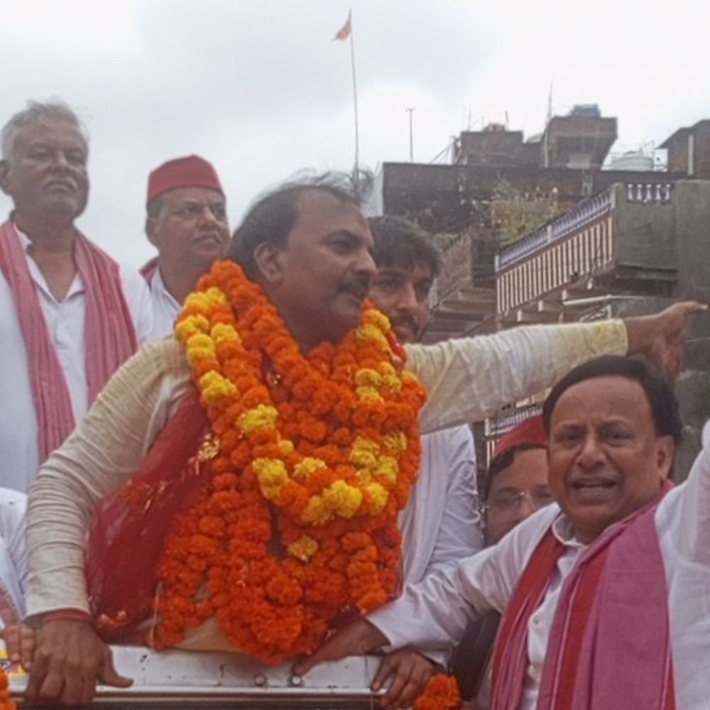 सपा के नए जिलाध्यक्ष सुनील मौर्य का जोरदार स्वागत:लखनऊ से बलिया पहुंचे, बोले- 2027 में 7 सीटें जीतना लक्ष्य