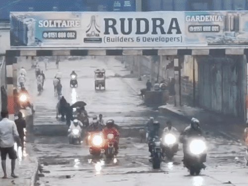 कानपुर में 56 घंटे की बारिश से सड़क, गलियां जलम्गन:VIDEO अस्पताल, बाजार, RTO के रास्तों में जलभराव से गुजरे लोग और वाहन