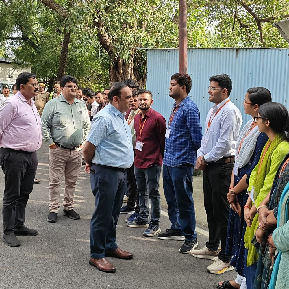 जालौन के 23 ग्राम पंचायत अधिकारियों को मिले नियुक्ति पत्र:मुख्यमंत्री ने लखनऊ में सौंपे, अब संभालेंगे ग्रामीण विकास की जिम्मेदारी