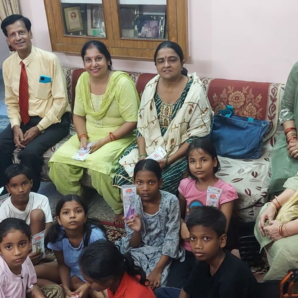 वाराणसी में बच्चों की मेहनत को प्रोत्साहन:बाबा जी की फ्री पाठशाला में मेधावी बच्चों को नगद पुरस्कार, स्टेशनरी भी बांटी