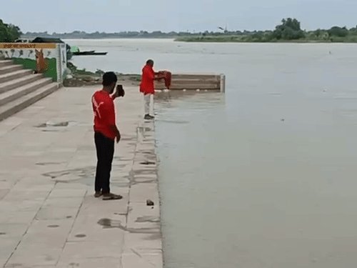 सरयू, रोहिन खतरे के निशान से ऊपर पहुंची:दोपहर बाद कई गांव पानी से घिरे; लोग सुरक्षित स्थान पर जा रहे