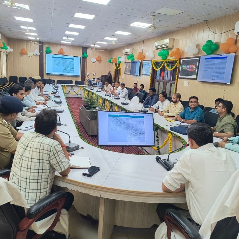 मथुरा में ओवरलोडिंग और अवैध वाहनों पर होगी कार्रवाई:सड़क सुरक्षा समिति की बैठक में डीएम ने दिए निर्देश, स्कूल वाहनों की फिटनेस भी जरूरी