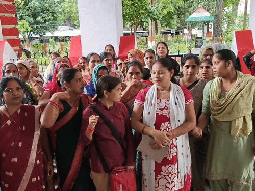मऊ में NRLM की समूह महिलाओं का प्रदर्शन:20 हजार मानदेय समेत 6 मांगों को लेकर CM को भेजा ज्ञापन