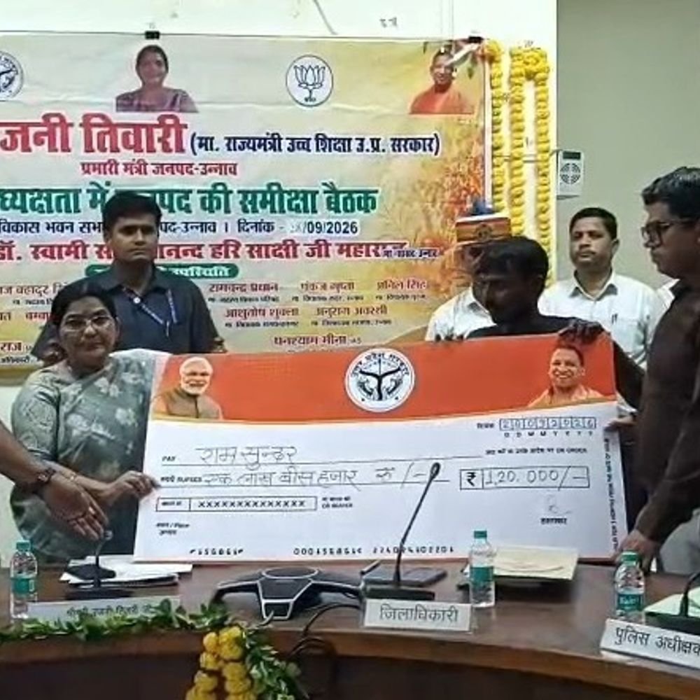 प्रभारी मंत्री ने अतिवृष्टि प्रभावितों को राहत के चेक बांटे:विकास कार्यों की समीक्षा कर कहा- किसी को सहायता से वंचित नहीं रखेंगे