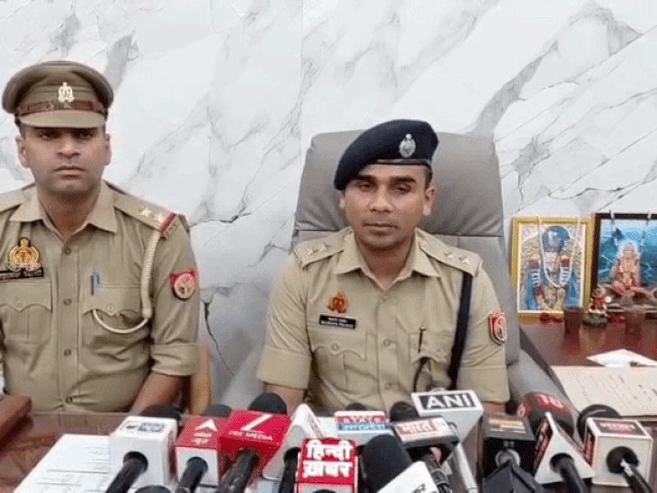 चांदी व्यापारी से ठगी करने वाले दो ठग गिरफ्तार:10 लाख के पुराने नोट और कोरे कागज की गड्डियां बरामद, कार-फोन जब्त, फरीदाबाद के दो साथी फरार