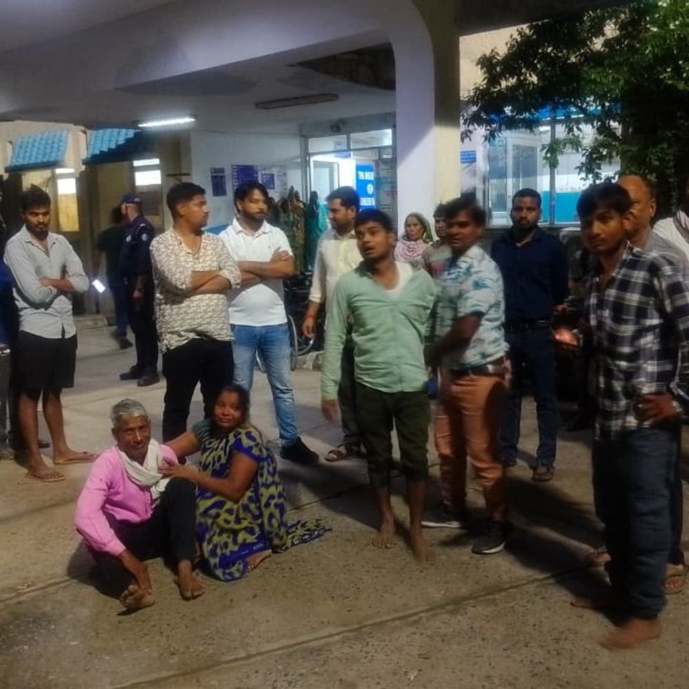 अमेठी के अस्पताल में महिला की मौत:देरी से जांच कराने का आरोप, अस्पताल में जमकर हंगामा