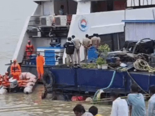 गंगा स्नान के दौरान रविदास घाट पर डूबा युवक:परिजनों का रो-रो कर बुरा हाल,NDRF की 2 टीमें तलाश में जुटी