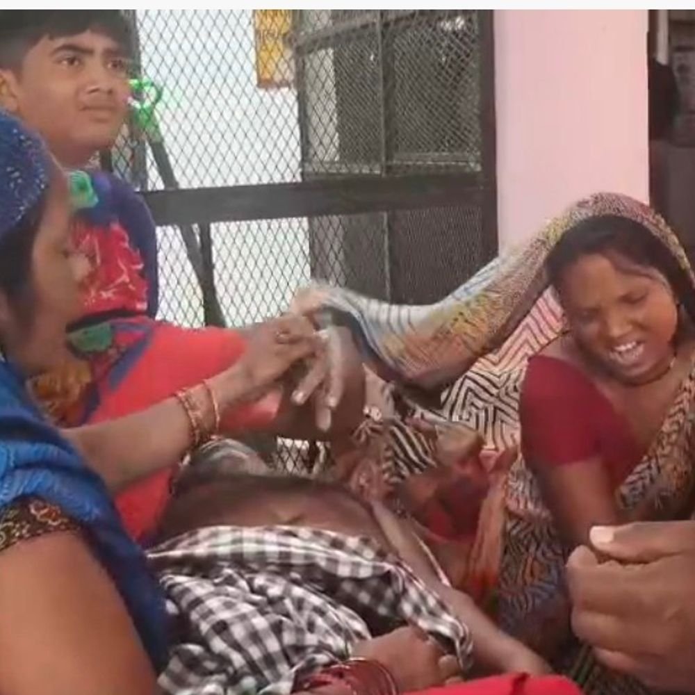 कौशांबी में करंट लगने से अधेड़ की मौत:विजिलेंस टीम पर आरोप, तार निकालने गया था, मौत के बाद टीम मौके से भाागी