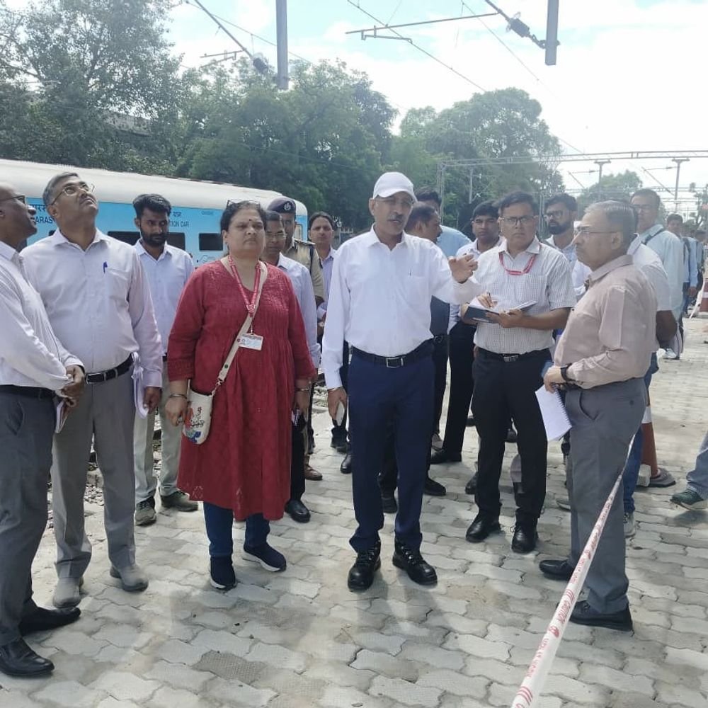 पूर्वोत्तर रेलवे जीएम ने फर्रुखाबाद रेलखंड का किया निरीक्षण:कन्नौज, गुरसहायगंज और फर्रुखाबाद स्टेशनों पर अमृत भारत योजना के कार्यों की समीक्षा