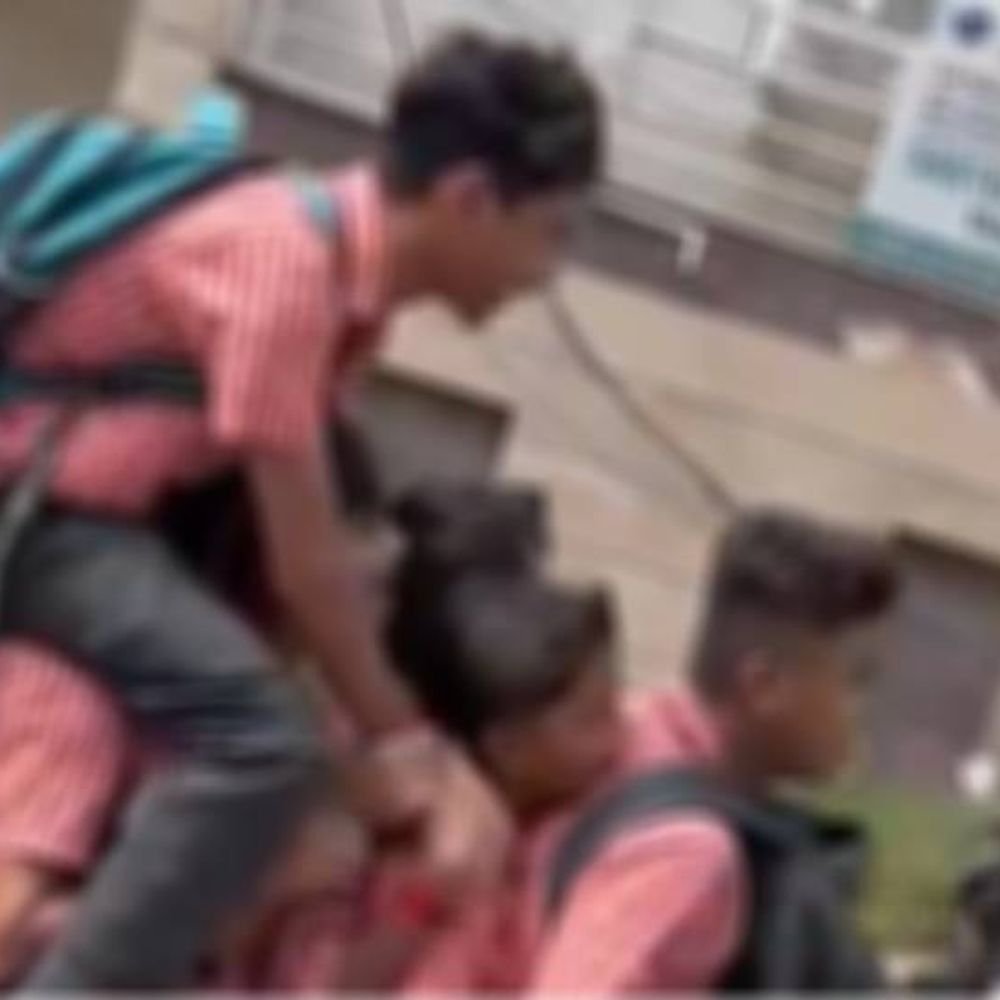 मेरठ में 7 छात्रों के खतरनाक स्टंट:पुलिस ने दर्ज किया मुकदमा, चालक के कंधे पर बैठा था सातवां छात्र