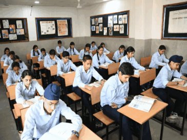 सुप्रीम कोर्ट बोला-क्लास 6 से 3-लैंग्वेज पॉलिसी लागू नहीं होगी:इस साल तीसरी भाषा में स्टूडेंट्स फेल नहीं किए जाएंगे; CBSE ने छूट का विरोध किया था
