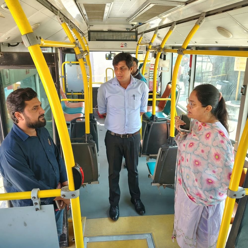 मुरादाबाद इलेक्ट्रिक बस डिपो का औचक निरीक्षण:प्रबंध निदेशक और उप मुख्य यांत्रिक अभियंता ने संचालन, चार्जिंग और साफ-सफाई जांची, निर्देश दिए