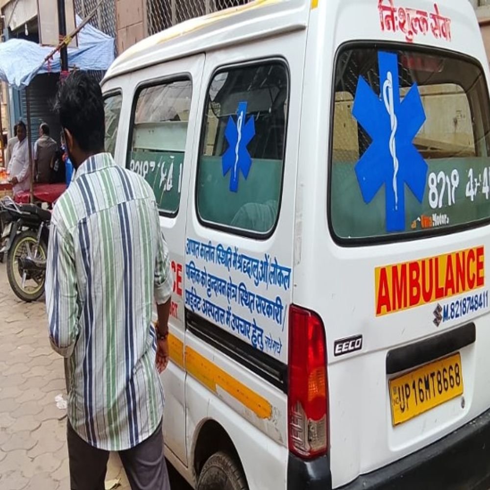 बांके बिहारी मंदिर में बिगड़ी श्रद्धालु की तबियत:एंबुलेंस न मिलने से परिजन हुए आक्रोशित, E रिक्शा से लेकर गए अस्पताल