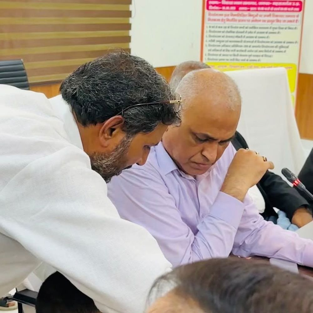 विकास भवन में दिव्यांग युवती के लिए न्याय की गुहार:महराजगंज में सामूहिक दुष्कर्म के आरोपियों पर कार्रवाई, फास्ट ट्रैक सुनवाई की मांग