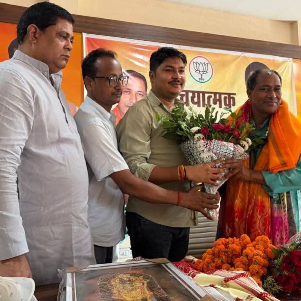 भाजपा जिला प्रभारी सुनील सिंह पहली बार अमेठी पहुंचे:जिला कार्यालय में जोरदार स्वागत, नेताओं और कार्यकर्ताओं से की बात