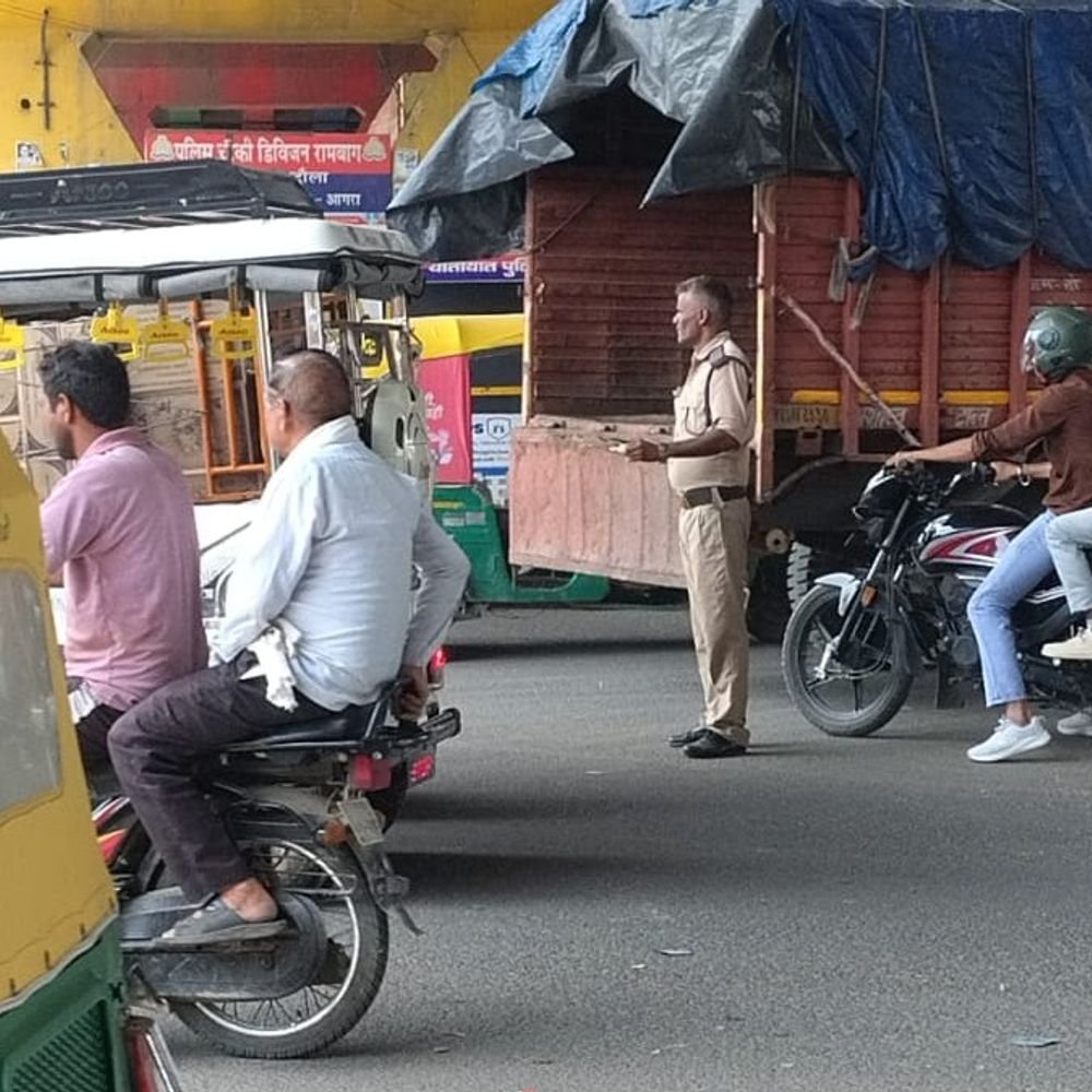 रामबाग चौराहे पर ट्रैफिक सुधार के निर्देश 4 दिन में:डग्गेमार वाहन और ऑटो का जमावड़ा, सुबह-दोपहर जाम से लोग परेशान