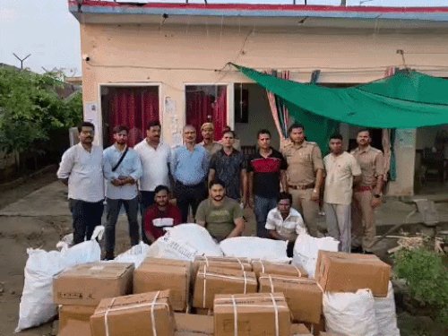 बैच नंबर मिटाकर बाजार में खपाते थे कोडीन सिरप:प्रयागराज में पकड़े गए तीन लोगों से पूछताछ में खुलासा, 95 खाली बोरियों संग 2 ग्राइंडर भी मिले