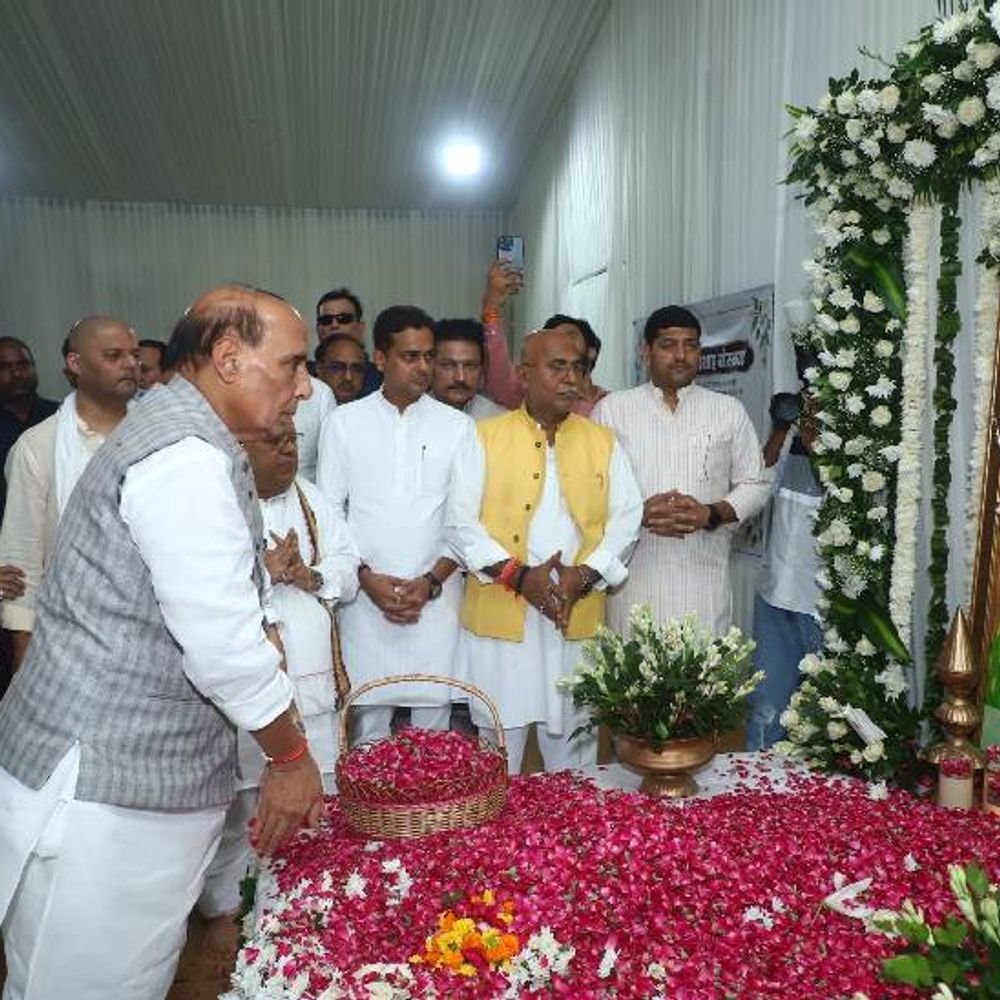 सत्यवती मिश्रा के निधन पर शोक जताने पहुंचे कई दिग्गज:नोएडा में भाजपा नेता कलराज मिश्र से मिलकर दी सांत्वना