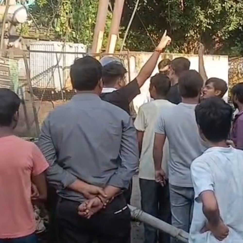 बिजली न मिलने पर लोग सड़क पर उतरे:छोटी बाजार में जाम लगाकर प्रदर्शन किया, पुलिस के समझाने पर हटे
