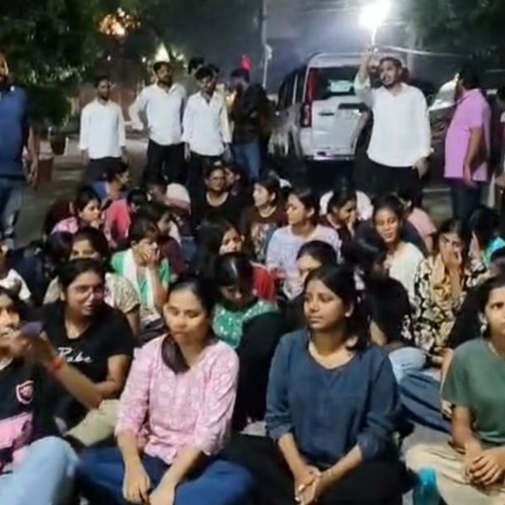 लखनऊ विश्वविद्यालय में छात्रों का जोरदार प्रदर्शन:कैलाश हॉस्टल में मेस के खाने में कीड़ा निकलने से भड़का गुस्सा, प्रशासनिक भवन का किया घेराव