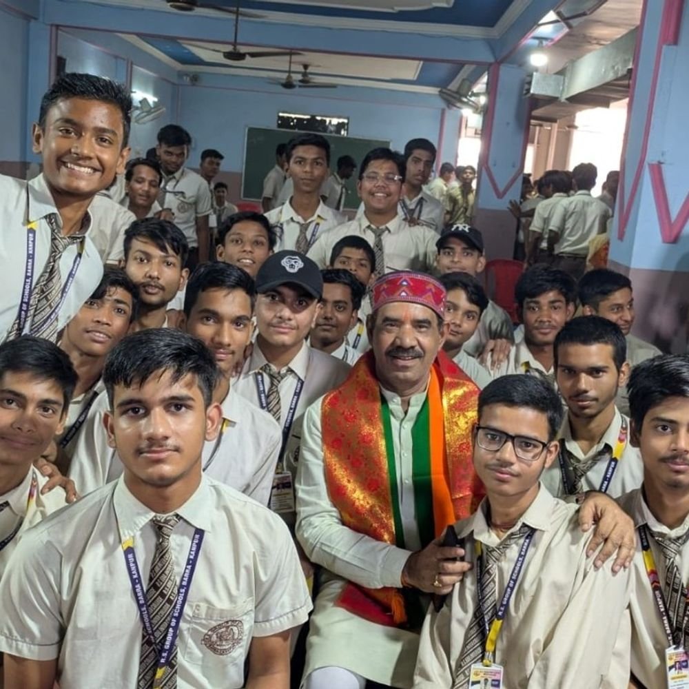 कानपुर में सेवा संकल्प अभियान:भाजपा ने बांटे फल, ‘सपनों का भारत’ विषय पर नाटक का मंचन