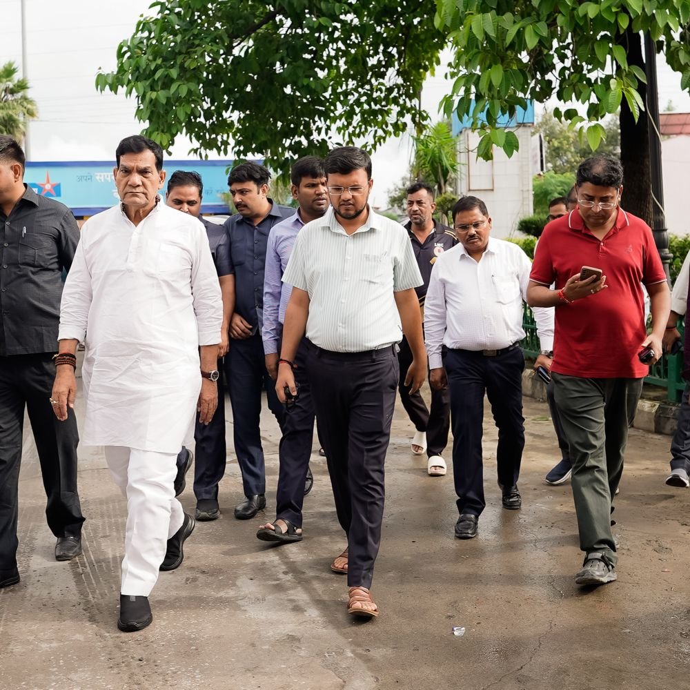 लखनऊ में मंत्री एके शर्मा का निरीक्षण:जलभराव का जायजा लेने सड़क पर उतरे , बोले अधिकारी अलर्ट मोड पर रहें