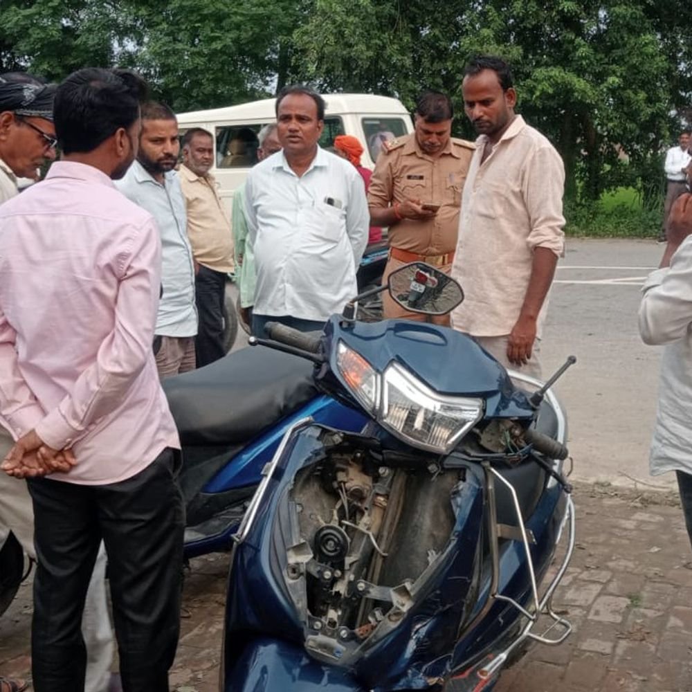 बस्ती में पिकअप से भिड़ी स्कूटी, एक की मौत:टक्कर के बाद गाड़ी छोड़कर चालक फरार; पुलिस ने दोनों वाहन कब्जे में लिए