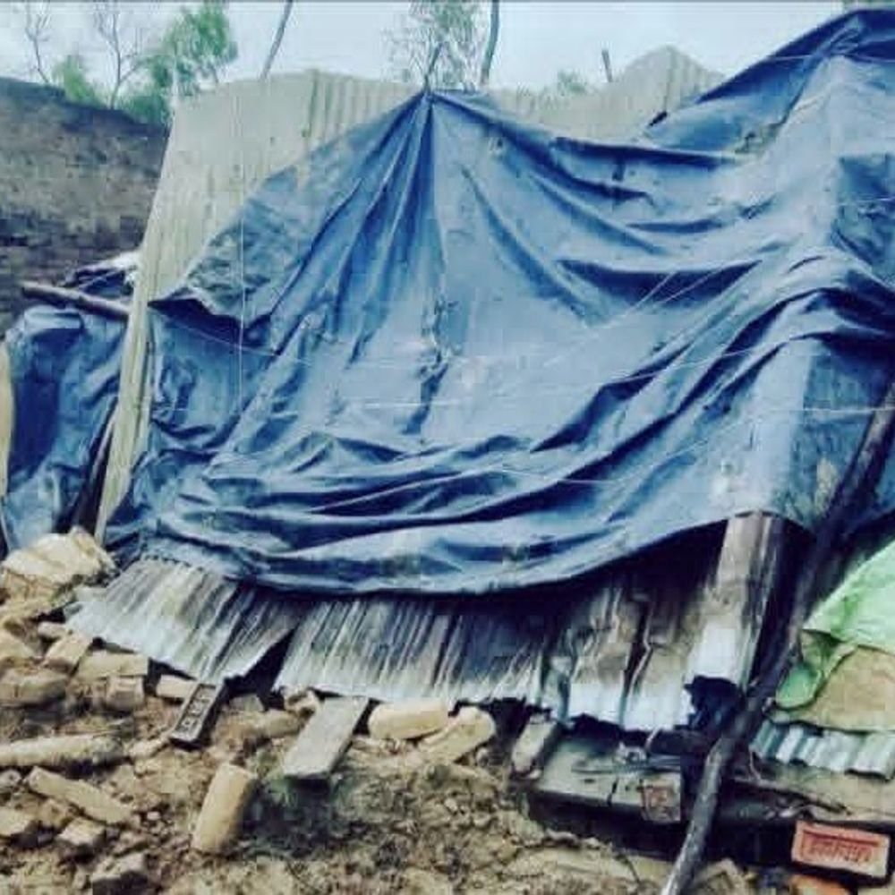 सीतापुर में कच्चा मकन गिरा,मलबे में दबकर महिला की मौत:3 दिन की बारिश के बीच दीवारें भरभराकर कर गिरी