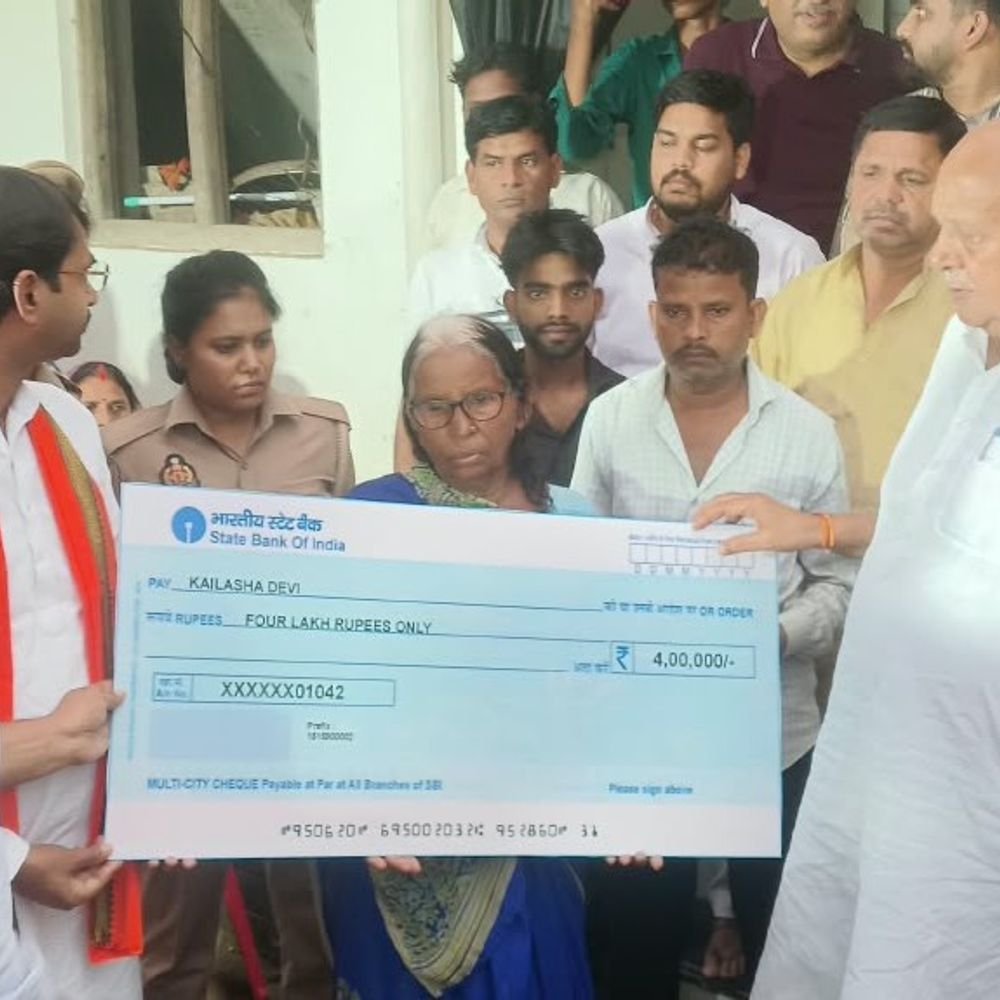 मंत्री शाही ने पीड़ित परिवार को 4-लाख का चेक सौंपा:बस्ती में दीवार गिरने से हुई मौत के बाद विपक्ष पर साधा निशाना