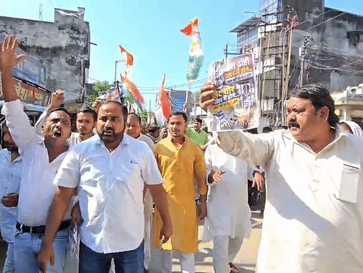 चुनाव आयुक्त के इस्तीफे की मांग, कांग्रेस ने किया प्रदर्शन:बहराइच में पीपल तिराहे से जुलूस निकालकर नारेबाजी, मतदाता सूची में गड़बड़ी का आरोप