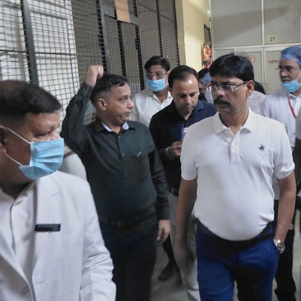 डीएम ने जिला अस्पताल का किया औचक निरीक्षण:हाथरस में साफ-सफाई,ऑनलाइन पर्चा और ई-सुश्रुत प्रक्रिया को लेकर निर्देश