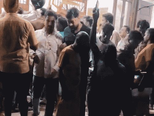 वाराणसी के गजोखर विद्युत उपकेंद्र पर ग्रामीणों का हंगामा:धरना दे रहे लोगों से मारपीट, तीन दिन से ठप है बिजली