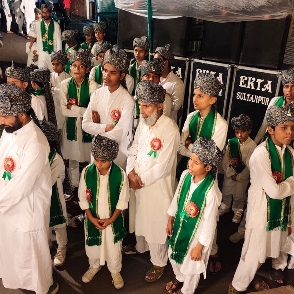 सुल्तानपुर में जश्न-ए गौसुल वरा:बच्चों ने पोस्टर पर लिखा- मां बाप की इज्ज्त, बेटी की सबसे बड़ी दौलत, सुनाया गया किस्सा