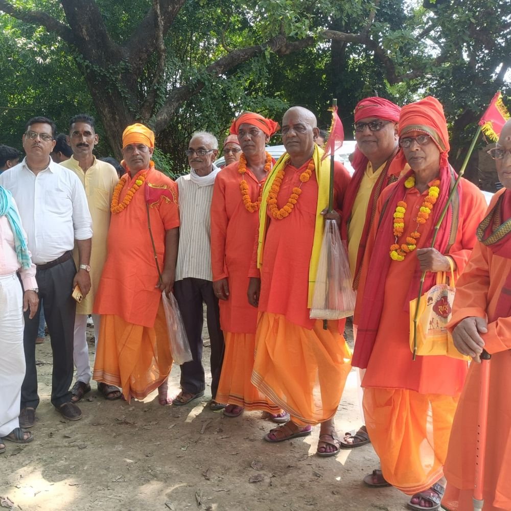 प्रतापगढ़ के श्रद्धालु गया जी रवाना:पिंडदान और पितृ तर्पण करेंगे, परिजन व ग्रामीणों ने माला पहनाकर दी विदाई