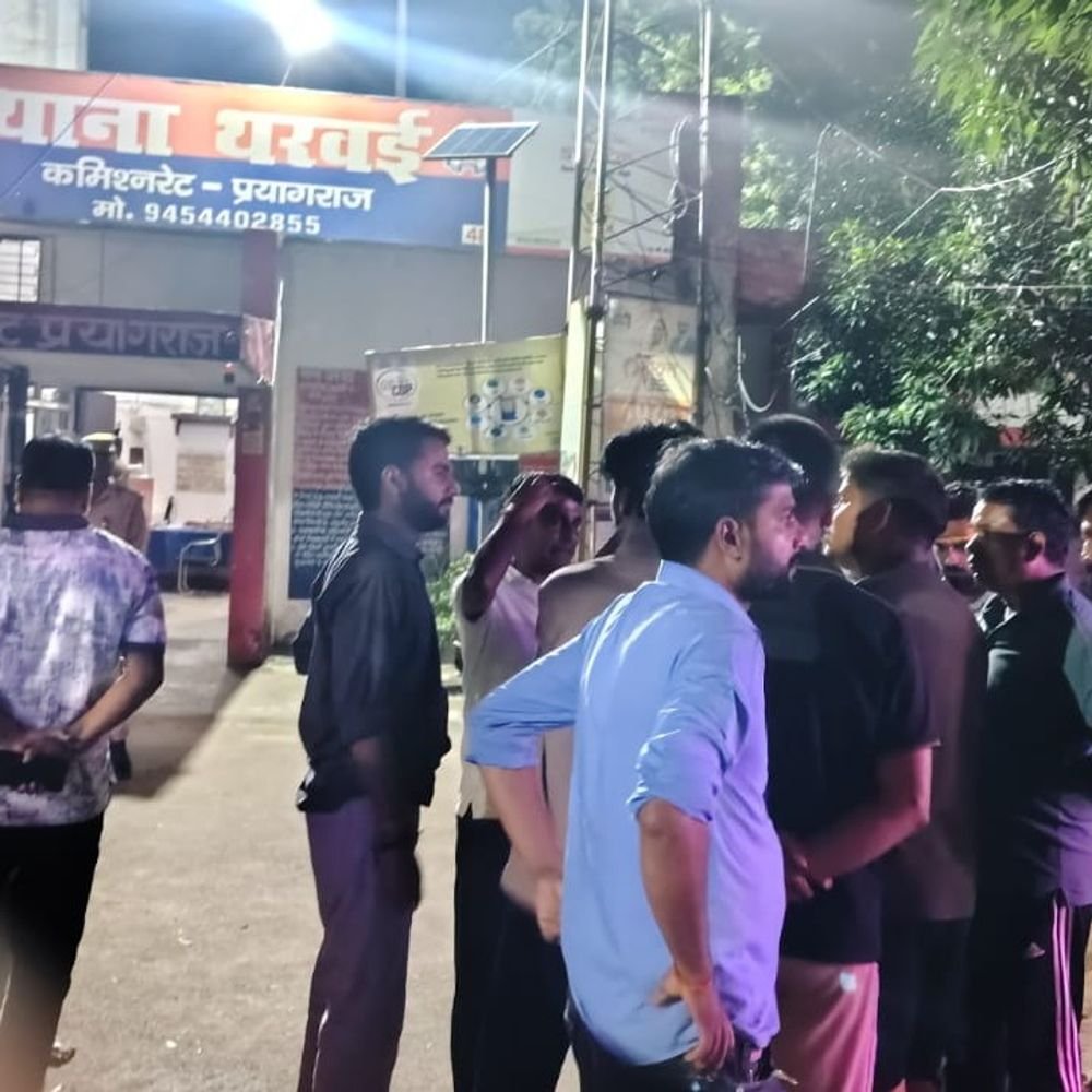 महंत पर जानलेवा हमला, बाल-बाल बचे:प्रयागराज में घर के बाहर तमंचे से फायरिंग, मौके पर कारतूस मिला