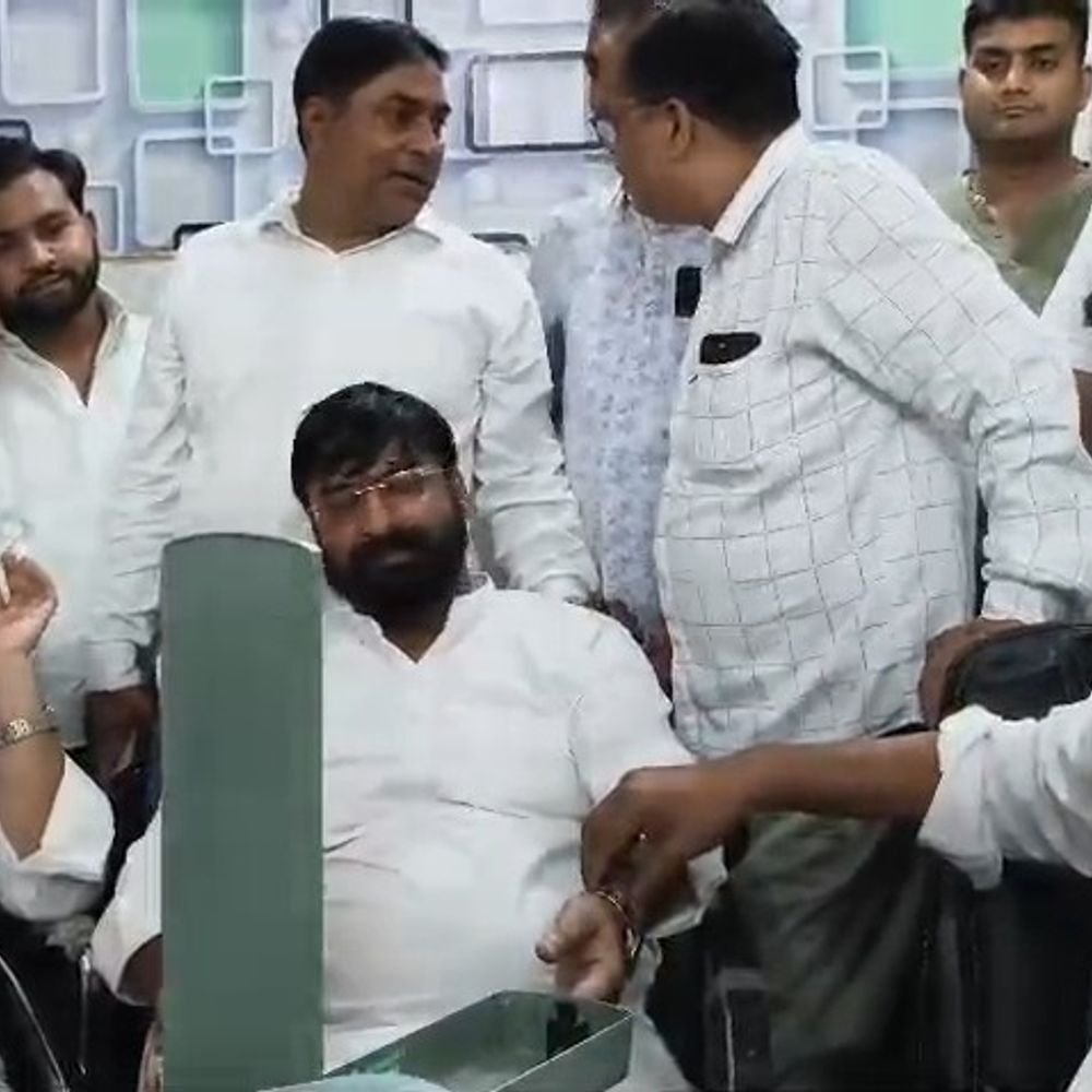 मैनपुरी में भाजपा नेता किशन दुबे गिरफ्तार:वंश कश्यप की लड़ाई के बाद पुराने वारंट में हुई गिरफ्तारी, सैकड़ों समर्थकों ने घेरा कोतवाली